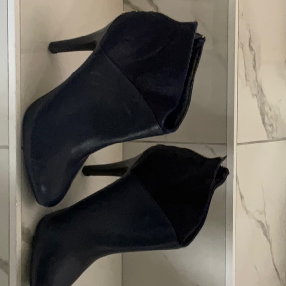 Me Too booties, Blue leather and real fur trim with back gold zipper. Size 10M - Picture 2 of 9